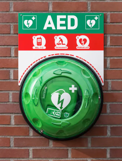 AED gebruiken op een oefenpop