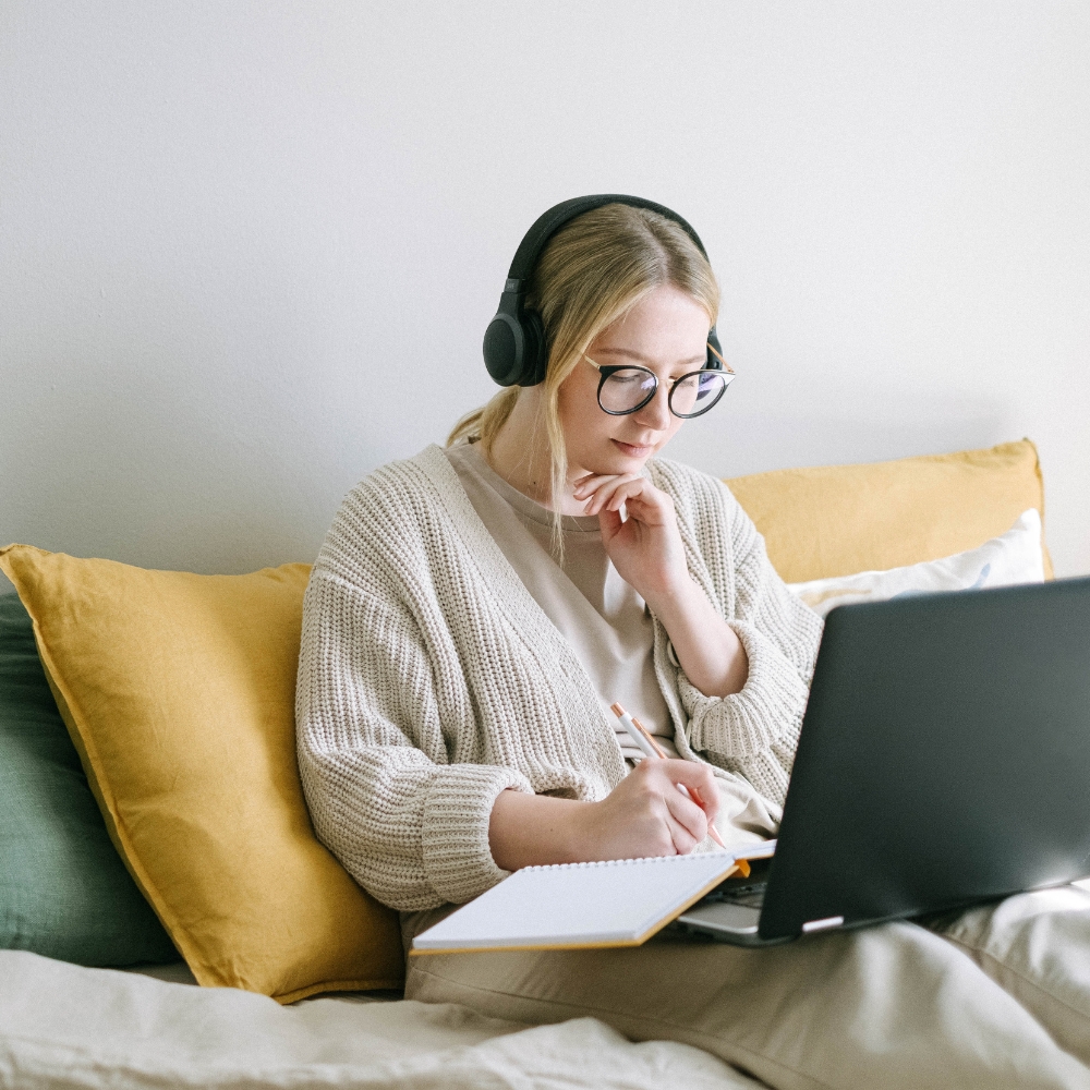 Medewerker die een online BHV-cursus volgt